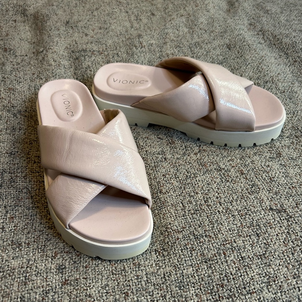 Vionic Platform Vesta Leather Sandal in Baby Pink